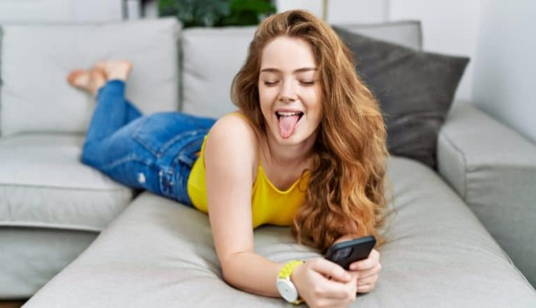 为什么女生会玩心理游戏？解读她的行为、测试你的44个细微信号及应对方法