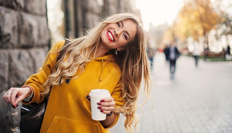 20个细微但明确的暗示，告诉你她在对你调情