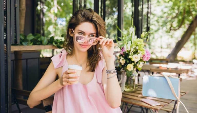 如何判断女人是否在暗中关注你及应对策略