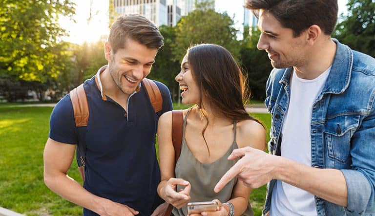 女友总和别的男生调情？35个迹象、原因及应对方法